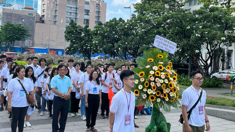 Các trại sinh dâng hoa tưởng niệm Chủ tịch Hồ Chí Minh tại Công viên Tượng đài Chủ tịch Hồ Chí Minh.