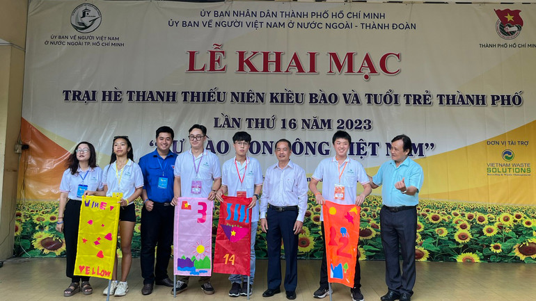 Ban tổ chức trao cờ cho các đội trưởng tham gia trại hè.