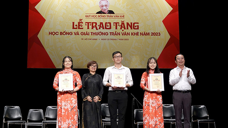 Trao học bổng Trần Văn Khê cho các học sinh, sinh viên (ảnh Thúy Bình). Trao học bổng Trần Văn Khê cho các học sinh, sinh viên (ảnh Thúy Bình).