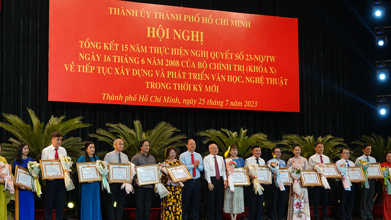 Tặng Bằng khen của Ban Thường vụ Thành ủy TP Hồ Chí Minh cho các tập thể có thành tích xuất sắc trong thực hiện Nghị quyết số 23. Tặng Bằng khen của Ban Thường vụ Thành ủy TP Hồ Chí Minh cho các tập thể có thành tích xuất sắc trong thực hiện Nghị quyết số 23.