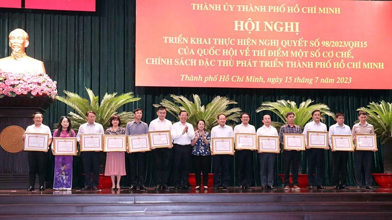 Khen thưởng cho các tập thể, cá nhân có thành tích xuất sắc trong công tác tham mưu, biên soạn và hoàn thành Đề án trình Quốc hội ban hành Nghị quyết số 98.