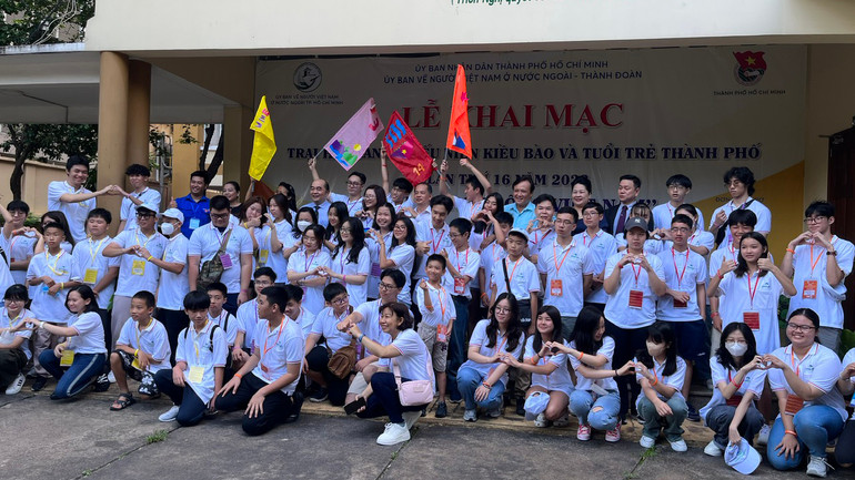 Các trại sinh chụp ảnh lưu niệm trong buổi lễ khai mạc.