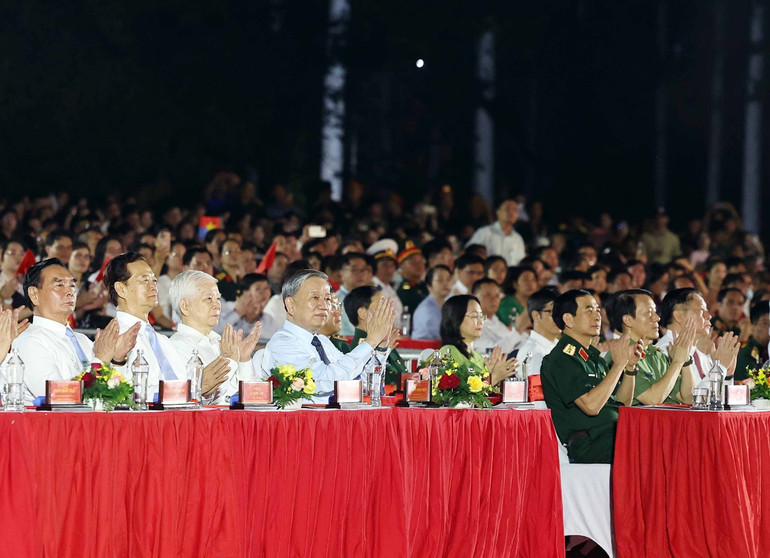 Tổng Bí thư Tô Lâm và các đại biểu dự Chương trình nghệ thuật “Đất nước trọn niềm vui”. (Ảnh: THỐNG NHẤT/TTXVN)