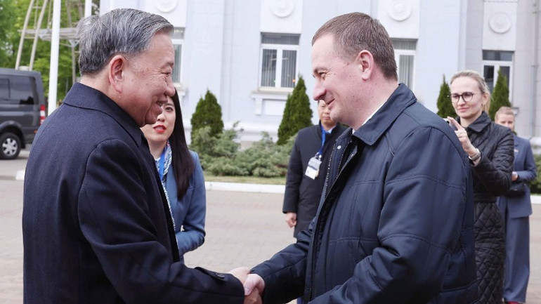 Thủ tướng Belarus Aleksandr Turchin (phải) đón Tổng Bí thư Tô Lâm đến thăm Nhà máy Máy kéo Minsk. (Ảnh: Thống nhất - TTXVN)