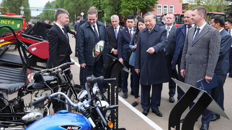 Tổng Bí thư Tô Lâm và Thủ tướng Belarus Aleksandr Turchin thăm Nhà máy máy kéo Minsk. (Ảnh: Thống Nhất – TTXVN)