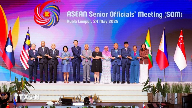 Thứ trưởng Ngoại giao Đỗ Hùng Việt (thứ năm, trái), Tổng thư ký Bộ Ngoại giao, Datuk Seri Amran Mohamed Zin (thứ sáu, trái), với tư cách là Trưởng đoàn Hội nghị quan chức cấp cao ASEAN (SOM) của Malaysia chụp ảnh với các nhà lãnh đạo SOM ASEAN và đại diện trước khi chủ trì Hội nghị quan chức cấp cao ASEAN (SOM) tại Hội nghị thượng đỉnh ASEAN lần thứ 46, ngày 24/5/2025. (Ảnh: Hằng Linh/TTXVN)