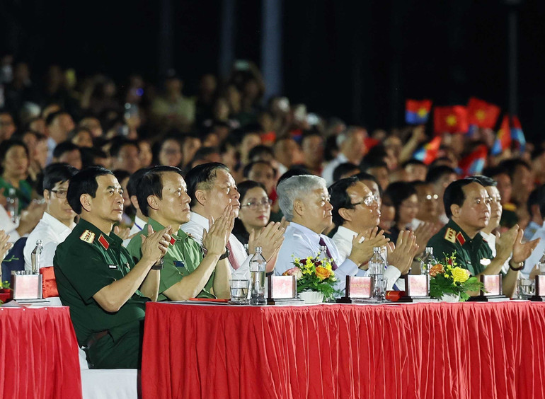 Các lãnh đạo Đảng, Nhà nước dự chương trình nghệ thuật. (Ảnh: THỐNG NHẤT/TTXVN)