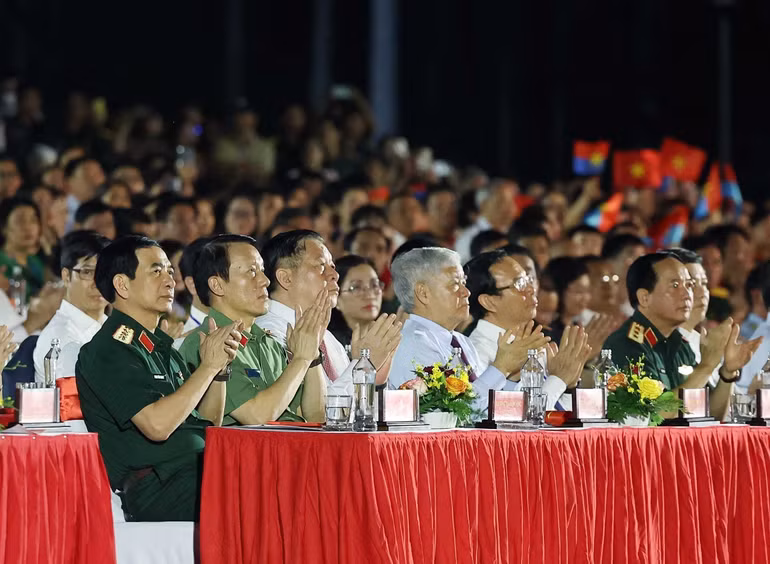 Các lãnh đạo Đảng, Nhà nước dự chương trình nghệ thuật. (Ảnh: THỐNG NHẤT/TTXVN)