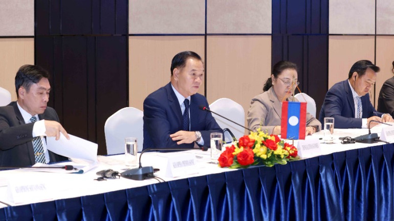 Đồng chí Thongsalith Mangnomek, Bí thư Trung ương Đảng, Chánh Văn phòng Trung ương Đảng Nhân dân Cách mạng Lào (thứ hai từ trái sang) phát biểu tại hội đàm. (Ảnh: TTXVN)