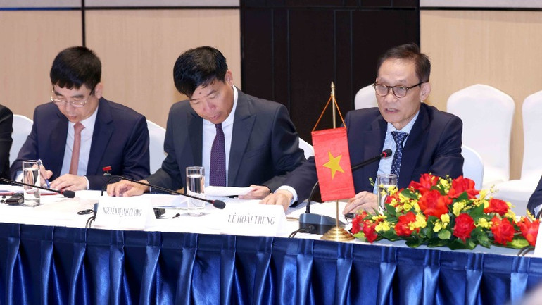 Đồng chí Lê Hoài Trung, Bí thư Trung ương Đảng, Chánh Văn phòng Trung ương (ngoài cùng bên phải) phát biểu tại Hội đàm. (Ảnh: TTXVN)