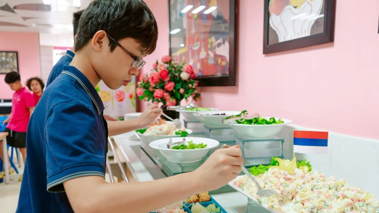 Đầu tư vào dinh dưỡng học đường là một chính sách đột phá để nâng cao tầm vóc cả thể lực và trí lực của trẻ đáp ứng yêu cầu phát triển nguồn nhân lực của quốc gia trong tương lai. Đầu tư vào dinh dưỡng học đường là một chính sách đột phá để nâng cao tầm vóc cả thể lực và trí lực của trẻ đáp ứng yêu cầu phát triển nguồn nhân lực của quốc gia trong tương lai.