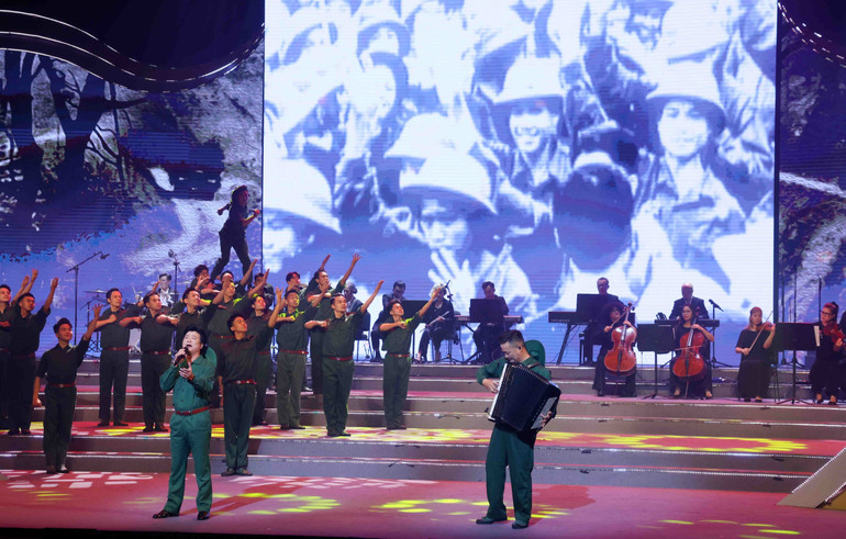 Một tiết mục biểu diễn nghệ thuật tại chương trình. (Ảnh: Phạm Kiên/TTXVN)