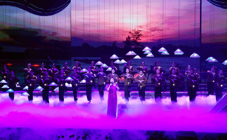 Một tiết mục biểu diễn nghệ thuật tại chương trình. (Ảnh: Phạm Kiên/TTXVN)