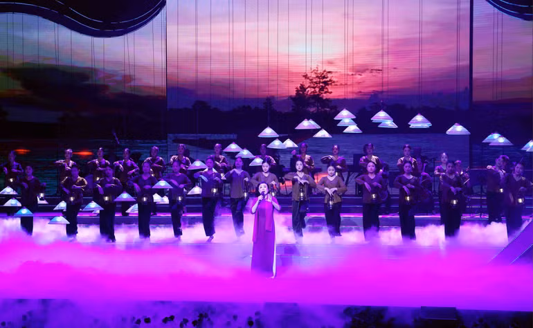 Một tiết mục biểu diễn nghệ thuật tại chương trình. (Ảnh: Phạm Kiên/TTXVN)