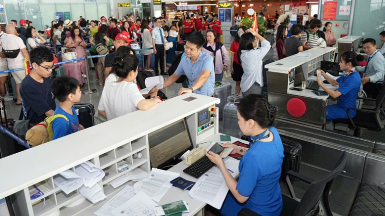 Cục Hàng không Việt Nam đã yêu cầu các hãng tăng cường khai thác khung giờ thấp điểm và ban đêm, nhằm giảm áp lực giờ cao điểm, đáp ứng nhu cầu tăng cao của người dân. Cục Hàng không Việt Nam đã yêu cầu các hãng tăng cường khai thác khung giờ thấp điểm và ban đêm, nhằm giảm áp lực giờ cao điểm, đáp ứng nhu cầu tăng cao của người dân.