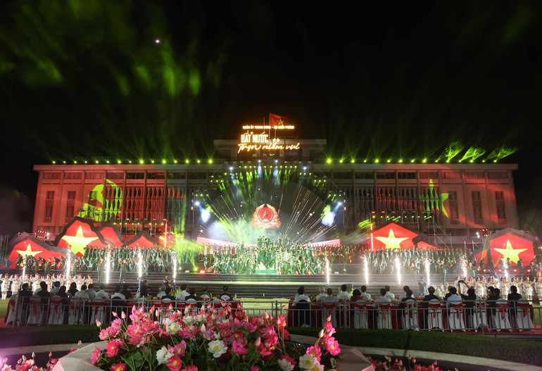 Chương trình nghệ thuật “Đất nước trọn niềm vui”.(Ảnh: THỐNG NHẤT/TTXVN)