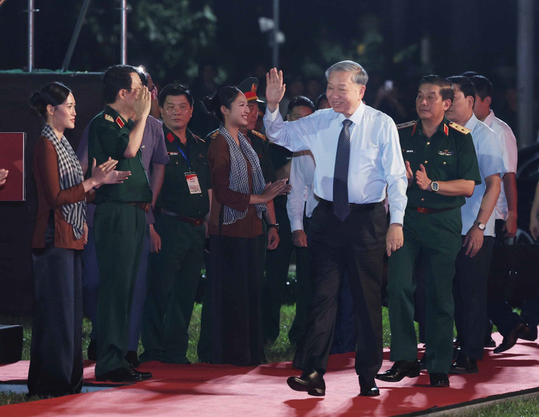 Tối 20/4, tại Thành phố Hồ Chí Minh, Tổng Bí thư Tô Lâm, Bí thư Quân ủy Trung ương cùng các lãnh đạo, nguyên lãnh đạo Đảng, Nhà nước và các đại biểu dự Chương trình nghệ thuật “Đất nước trọn niềm vui” nhân dịp kỷ niệm 50 năm Ngày giải phóng miền nam, thống nhất đất nước (30/4/1975-30/4/2025) do Quân ủy Trung ương-Bộ Quốc phòng tổ chức. (Ảnh: THỐNG NHẤT/TTXVN)