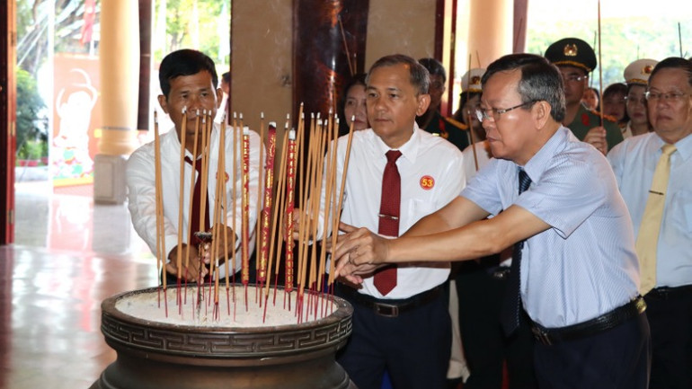 Các gương điển hình đạt thành tích xuất sắc trong thực hiện Chỉ thị số 05-CT/TW (khóa XII) của Bộ Chính trị dâng hương, thành kính tưởng nhớ công ơn vĩ đại của Chủ tịch Hồ Chí Minh.