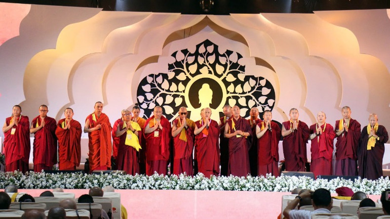 Nghi thức truyền thống Phật giáo tụng kinh cầu hòa bình thế giới. (Ảnh: Tiến Lực/TTXVN)