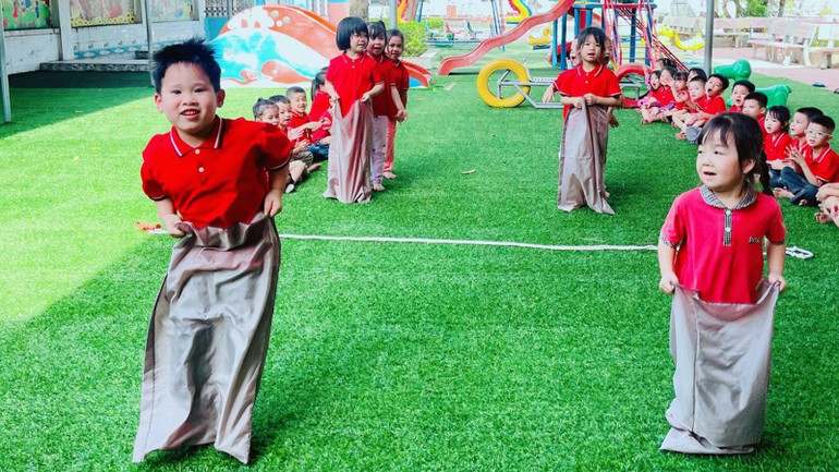 Môn giáo dục thể chất trong trường học hiện nay vẫn chưa thật sự được quan tâm đúng mức, thể hiện khá rõ từ việc thiếu cơ sở vật chất, sân chơi đến bố trí giờ học thể chất Môn giáo dục thể chất trong trường học hiện nay vẫn chưa thật sự được quan tâm đúng mức, thể hiện khá rõ từ việc thiếu cơ sở vật chất, sân chơi đến bố trí giờ học thể chất