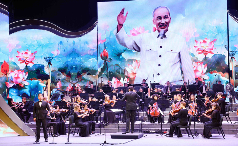 Các tiết mục biểu diễn nghệ thuật tại chương trình. (Ảnh: Phạm Kiên/TTXVN)