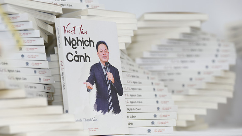 Bìa cuốn sách "Vượt lên nghịch cảnh".