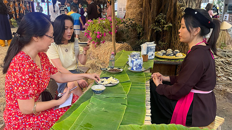 Không gian chợ quê tại lễ hội.