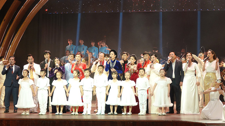 Các nghệ sĩ biểu diễn trong buổi lễ. Các nghệ sĩ biểu diễn trong buổi lễ.