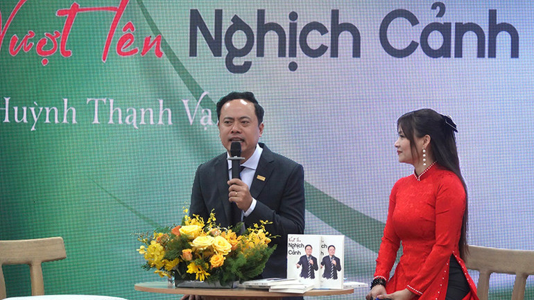 Tác giả Huỳnh Thanh Vạn tại buổi giao lưu, mắt sách.