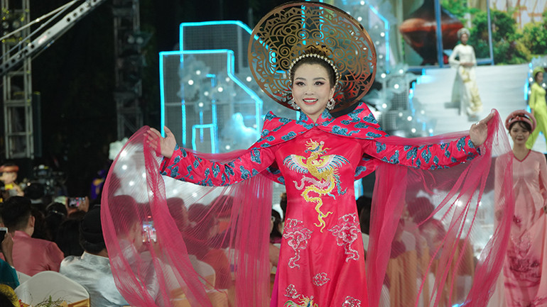 Trình diễn các bộ sưu tập áo dài trong đêm khai mạc.