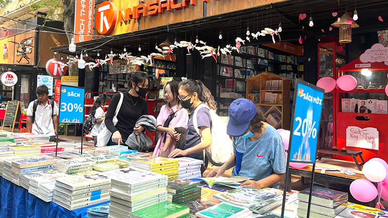 Nhiều bạn đọc đến Hội sách Xuyên Việt đang diễn ra tại Đường sách Thành phố Hồ Chí Minh trong ngày 14/3. Nhiều bạn đọc đến Hội sách Xuyên Việt đang diễn ra tại Đường sách Thành phố Hồ Chí Minh trong ngày 14/3.