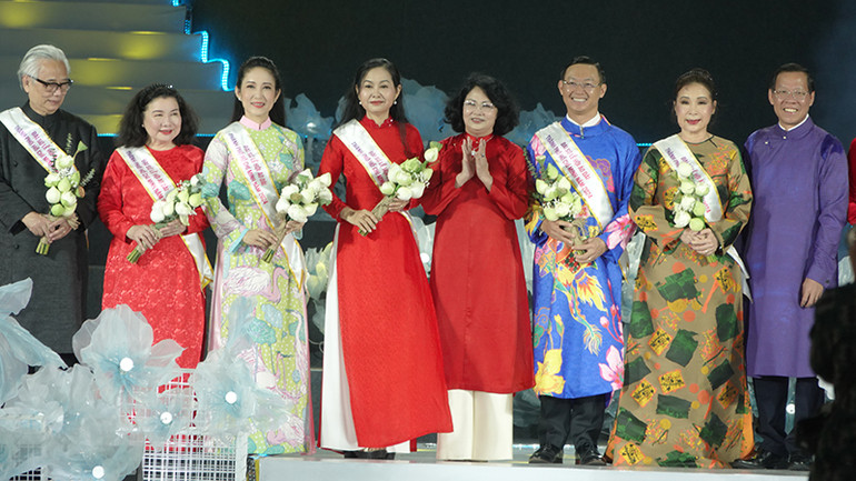 Các đại biểu tặng hoa cho các đại sứ Lễ hội Áo dài năm nay.