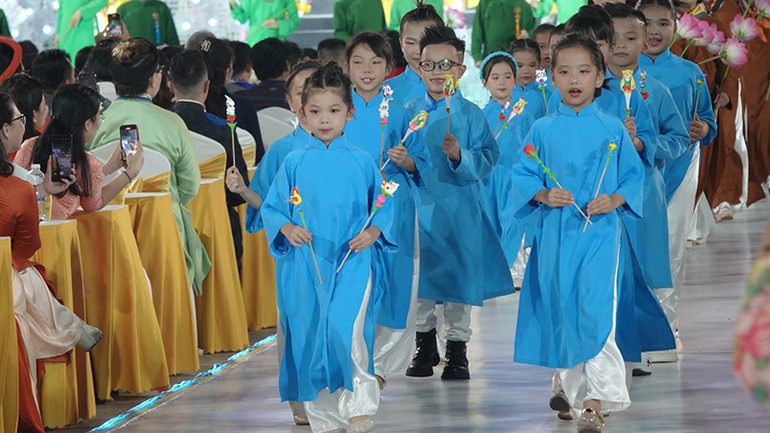 Các em thiếu nhi biểu diễn trong chương trình khai mạc.
