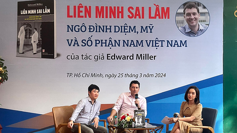 Tác giả Edward Miller (giữa) trả lời câu hỏi của độc giả tại buổi tọa đàm, ra mắt sách. Tác giả Edward Miller (giữa) trả lời câu hỏi của độc giả tại buổi tọa đàm, ra mắt sách.