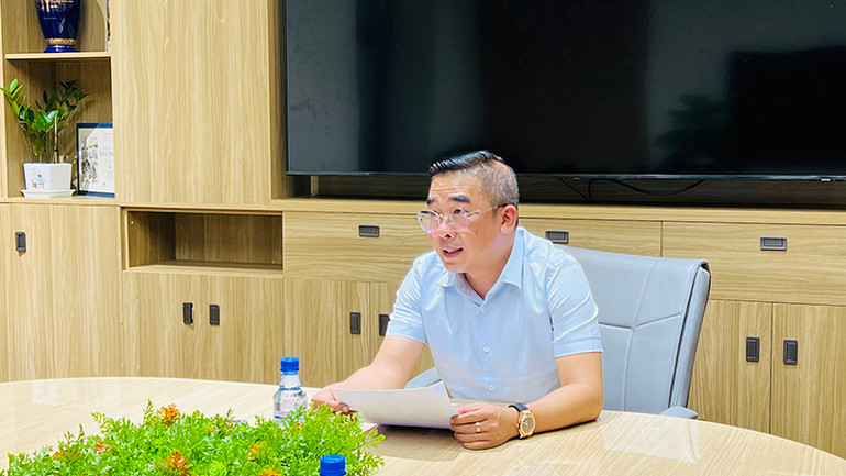 Ông Trịnh Hữu Anh, Trưởng phòng Xuất bản, In và Phát hành, Sở Thông tin và Truyền thông Thành phố Hồ Chí Minh chia sẻ thông tin với báo chí. Ông Trịnh Hữu Anh, Trưởng phòng Xuất bản, In và Phát hành, Sở Thông tin và Truyền thông Thành phố Hồ Chí Minh chia sẻ thông tin với báo chí.