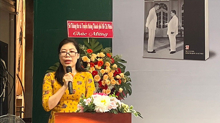 Tiến sĩ Nguyễn Thị Quỳnh Nga, Giám đốc Chi nhánh Nhà xuất bản Chính trị quốc gia Sự thật tại Thành phố Hồ Chí Minh, phát biểu tại buổi tọa đàm, ra mắt sách. Tiến sĩ Nguyễn Thị Quỳnh Nga, Giám đốc Chi nhánh Nhà xuất bản Chính trị quốc gia Sự thật tại Thành phố Hồ Chí Minh, phát biểu tại buổi tọa đàm, ra mắt sách.