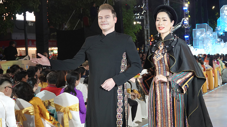 Ca sĩ Kyo York và Nghệ sĩ Nhân dân Trịnh Kim Chi biểu diễn trong đêm khai mạc.