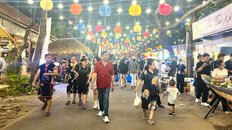 Khách đến lễ hội trong ngày khai mạc.