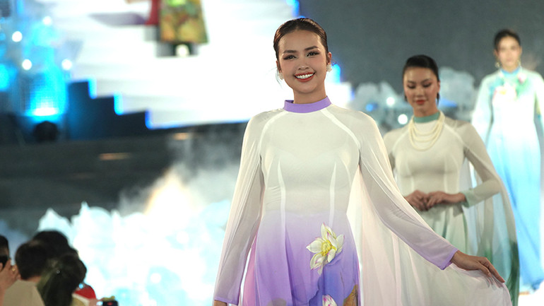 Hoa hậu Hoàn Vũ Việt Nam 2022 Ngọc Châu biểu diễn trong chương trình khai mạc.