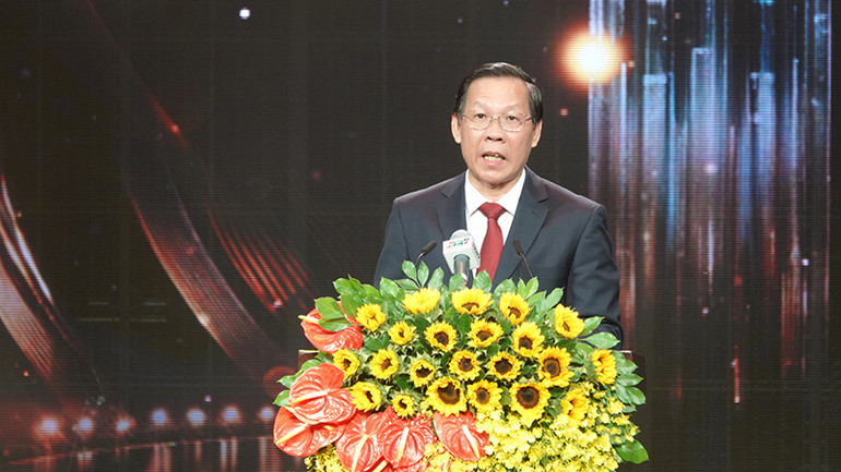 Chủ tịch Ủy ban nhân dân Thành phố Hồ Chí Minh Phan Văn Mãi phát biểu tại buổi lễ tôn vinh. Chủ tịch Ủy ban nhân dân Thành phố Hồ Chí Minh Phan Văn Mãi phát biểu tại buổi lễ tôn vinh.