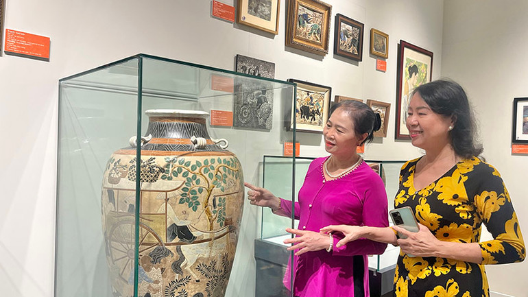 Đại biểu tham quan triển lãm "Yểu điệu thục nữ".