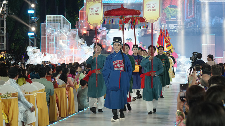 Trình diễn hoạt cảnh "Vinh quy bái tổ về làng".