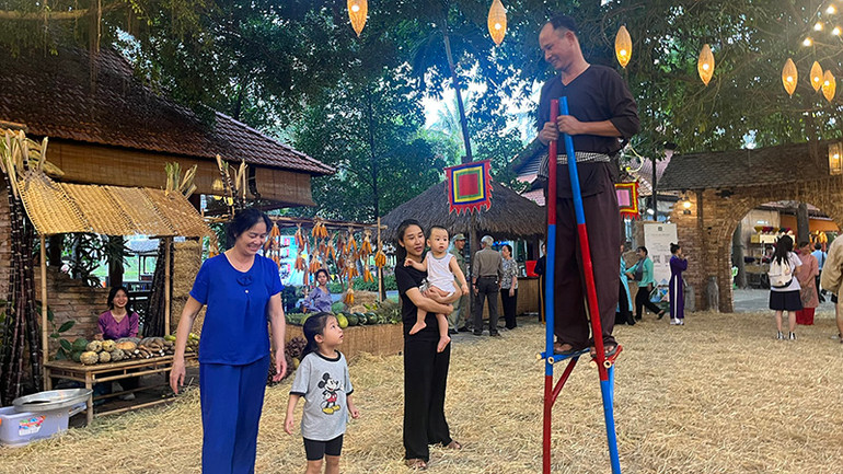 Khách đến lễ hội còn được thưởng thức những trò chơi dân gian.