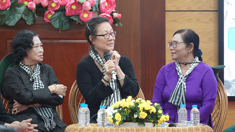 Cô Đoàn Thị Hồng Thắm (giữa), nguyên Tiểu đội Trưởng Thanh niên xung phong, Thành phố Hồ Chí Minh kể lại những kỷ niệm trên đường 1C huyền thoại.