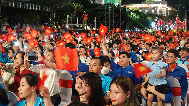 Lá cờ Tổ quốc đỏ rực dưới hàng ghế khán giả.