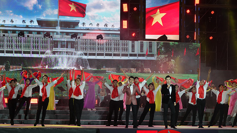 Ca sĩ Hồ Trung Dũng và ca sĩ Đào Mác trình bày liên khúc Gửi nắng cho em (nhạc Phạm Tuyên, thơ Tố Hữu) và Mùa xuân trên Thành phố Hồ Chí Minh (sáng tác Xuân Hồng).