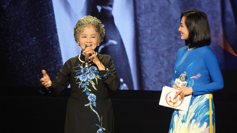 Nghệ sĩ Thục An, một trong những người thể hiện đầu tiên ca khúc "Đêm nay anh ở đâu" chia sẻ những kỷ niệm về nhạc sĩ tài hoa Phan Huỳnh Điểu tại chương trình.