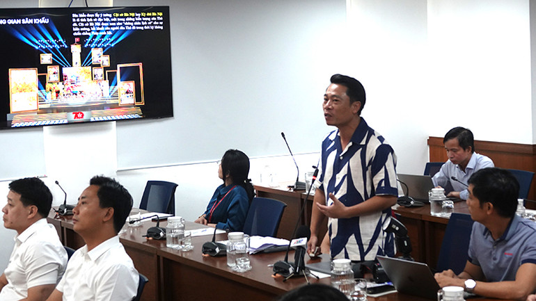 Các đại biểu trả lời câu hỏi của phóng viên tại buổi họp báo.