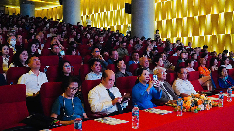 Hơn 70 diễn giả là các chuyên gia hàng đầu ở nhiều lĩnh vực tham gia diễn đàn. Hơn 70 diễn giả là các chuyên gia hàng đầu ở nhiều lĩnh vực tham gia diễn đàn.