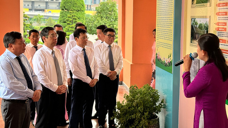 Các đại biểu tham quan triển lãm chuyên đề “Những tên gọi, bí danh, bút danh của Chủ tịch Hồ Chí Minh” tại Bảo tàng Hồ Chí Minh - chi nhánh TP Hồ Chí Minh.